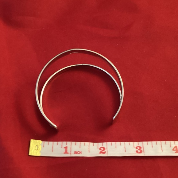 Silver tone minimalist metallic bracelet - Picture 4 of 5